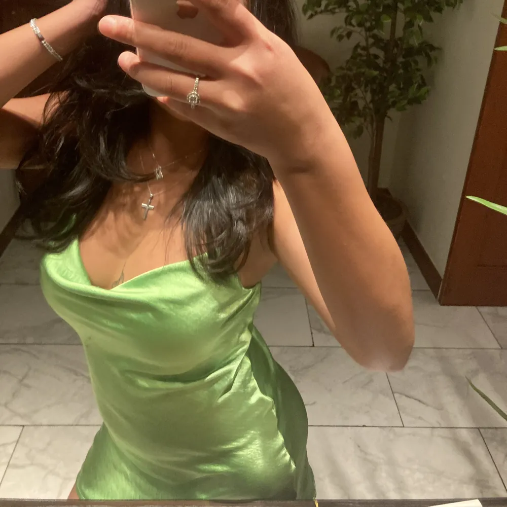 Säljer en grön kort klänning i storlek xs. Klänningar.