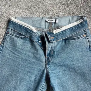 Weekday jeans som är lågmidjade och nedvikta. Modellen är raka (ej skinny)