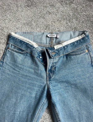 Nervikta Weekday jeans - Weekday jeans som är lågmidjade och nedvikta. Modellen är raka (ej skinny)