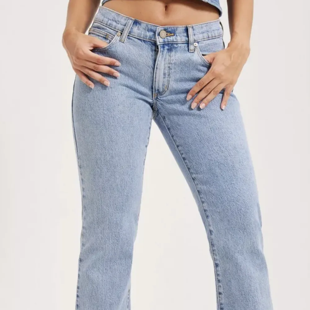 Säljer mina abrand jeans i modellen low boot då de är lite för långa för mig. Jag köpte dem i maj men jag har aldrig använt dem. Priset kan diskuteras, köparen står för frakten.🥰  . Jeans & Byxor.