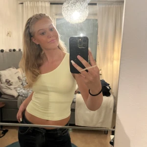 Topp - Snygg neon gul/grön fest topp! Oneshoulder