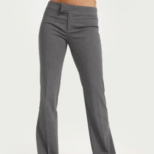 Grå kostymbyxor  - Säljer dessa supersnygga lågmidjade gråa kostymbyxorna (helt oanvända) då de tyvärr var för stora för mig💕