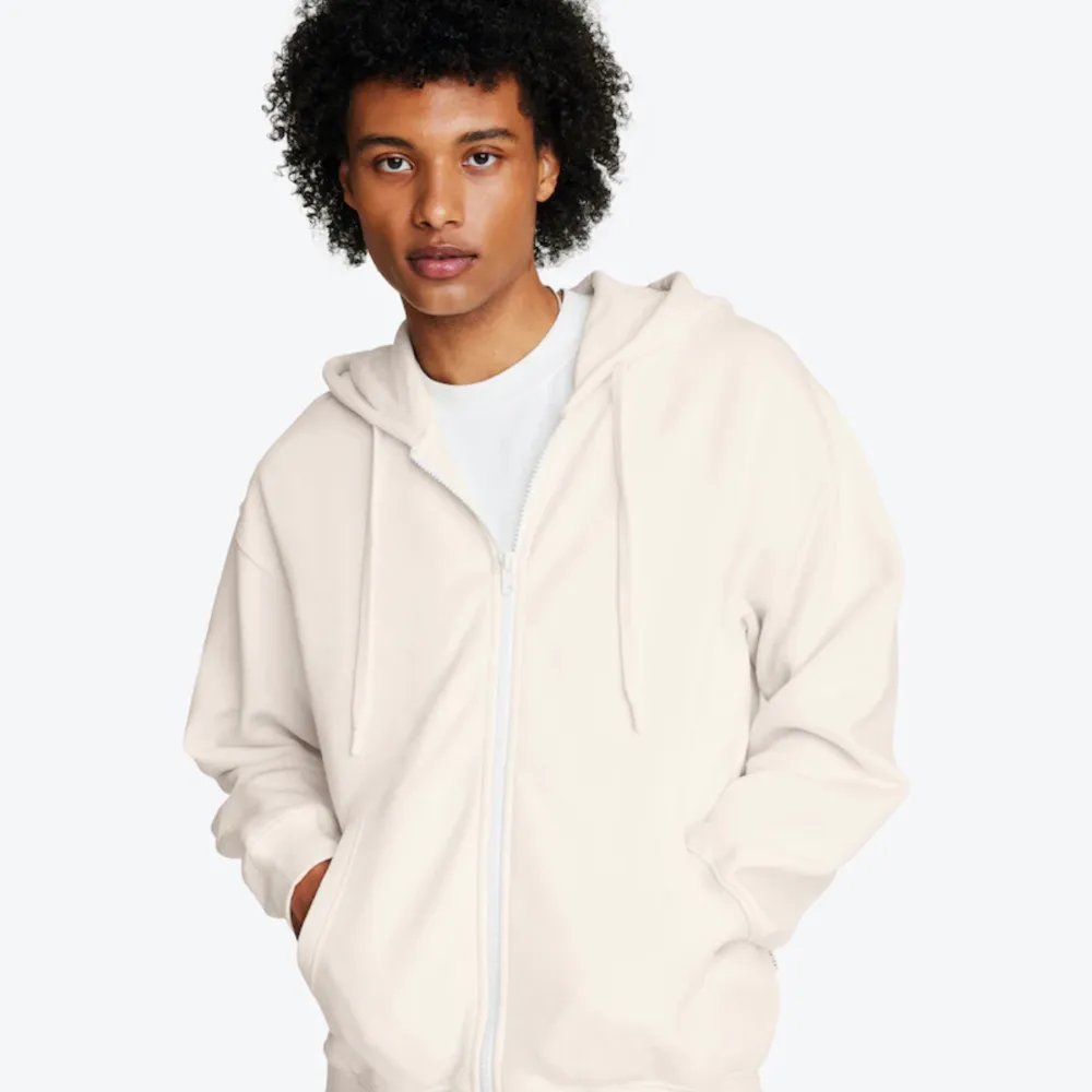 En zip hoodie köpt från carlings butik för 700 kr den var lite gör stor så vill dälja den är öppen till att diskutera priset! . Tröjor & Koftor.