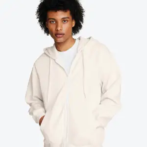 En zip hoodie köpt från carlings butik för 700 kr den var lite gör stor så vill dälja den är öppen till att diskutera priset! 