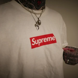 Supreme White Long Sleeve Box Logo - Size M Model: 175 cm 60kg Oversized fit   Supreme, skateboard, box logo