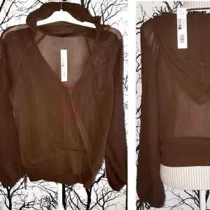 Kaffe supersnygg blus / Vintage med lapp ! Fynd Stl M  - Supersnygg! Både till fest och vardag ! Vacker brun färg !  Mjuka mudd i nederkanten ! 