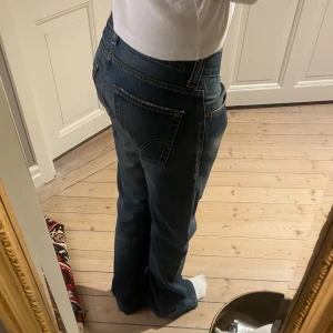 Levisjeans - Sjukt snygga lite baggy och utsvängda Levisjeans. De kan bäras långt ner på höfterna för en lågmidjad look som på bilden. Helt perfekt skick💓Passar M-XL beroende på önskad passform. Skriv vid funderingar och kolla in mina andra annonser💕