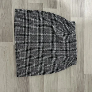 Kjol - Jätte snygg kjol inför firanden, använd endast vid 2 tillfällen🤍