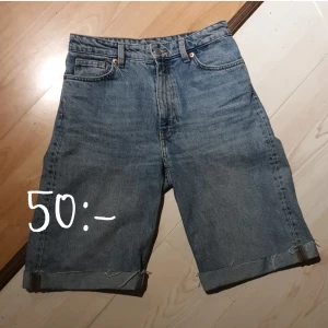 jeansshorts ☆ - snygga jeansshorts i stl S!!🔥 fint skick :)