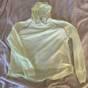 Tränings tröja - Träningströja som jag fick för ett tag sen och aldrig använt! Med reflexer