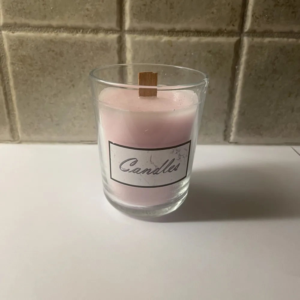 Hej. Jag driver ett uf företag och håller på att sälja ljus här är vårat doftljus jasmine ljus som har en fin rosa färg. . Övrigt.