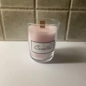 Hej. Jag driver ett uf företag och håller på att sälja ljus här är vårat doftljus jasmine ljus som har en fin rosa färg. 
