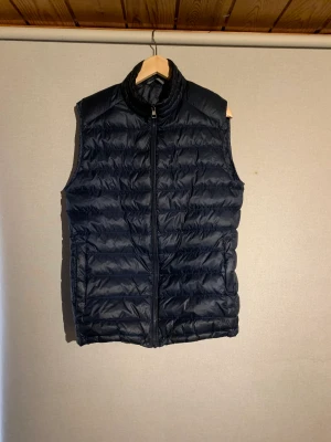 Gant Vest - Gant Vest i bra skick, sparsamt använd. Nypris:800kr