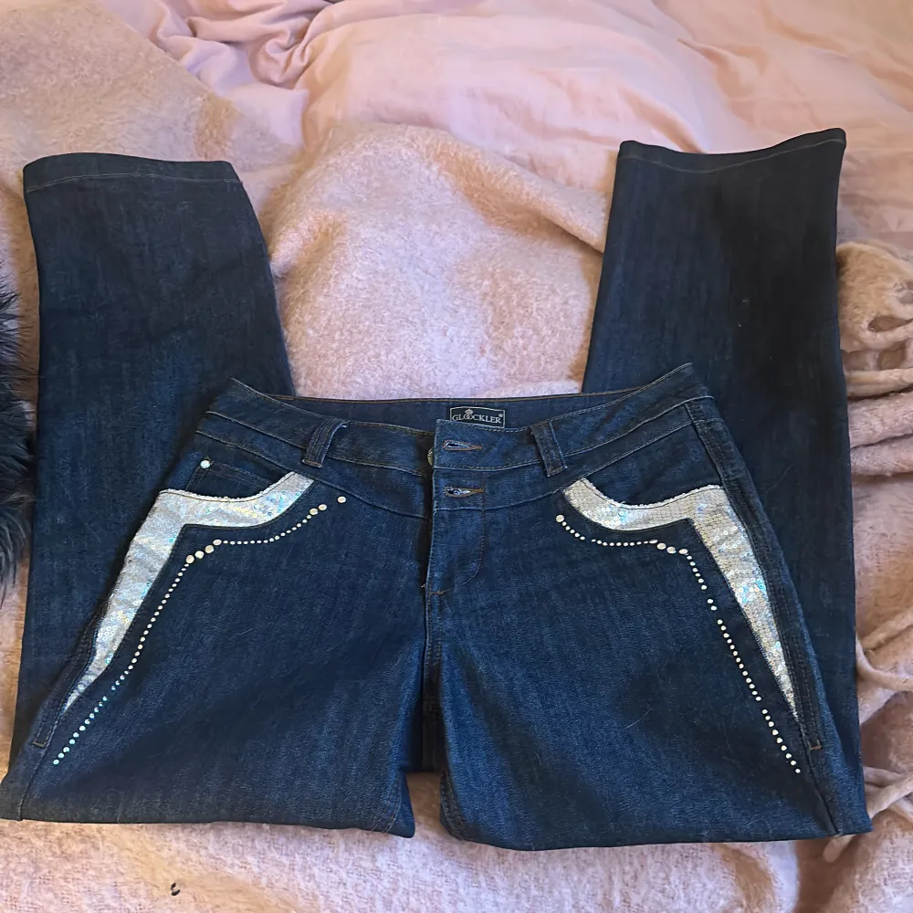 Säljer ett par perfekta jeans till fest, middag eller vardag! Köpt second hand i Cypern men ägaren sa att de var nästan helt oanvända❤️ Säljer då de är lite långa för mig(som 163) de är i storleken m men sitter lite tajt,funkar för dem med storlek s. Jeans & Byxor.
