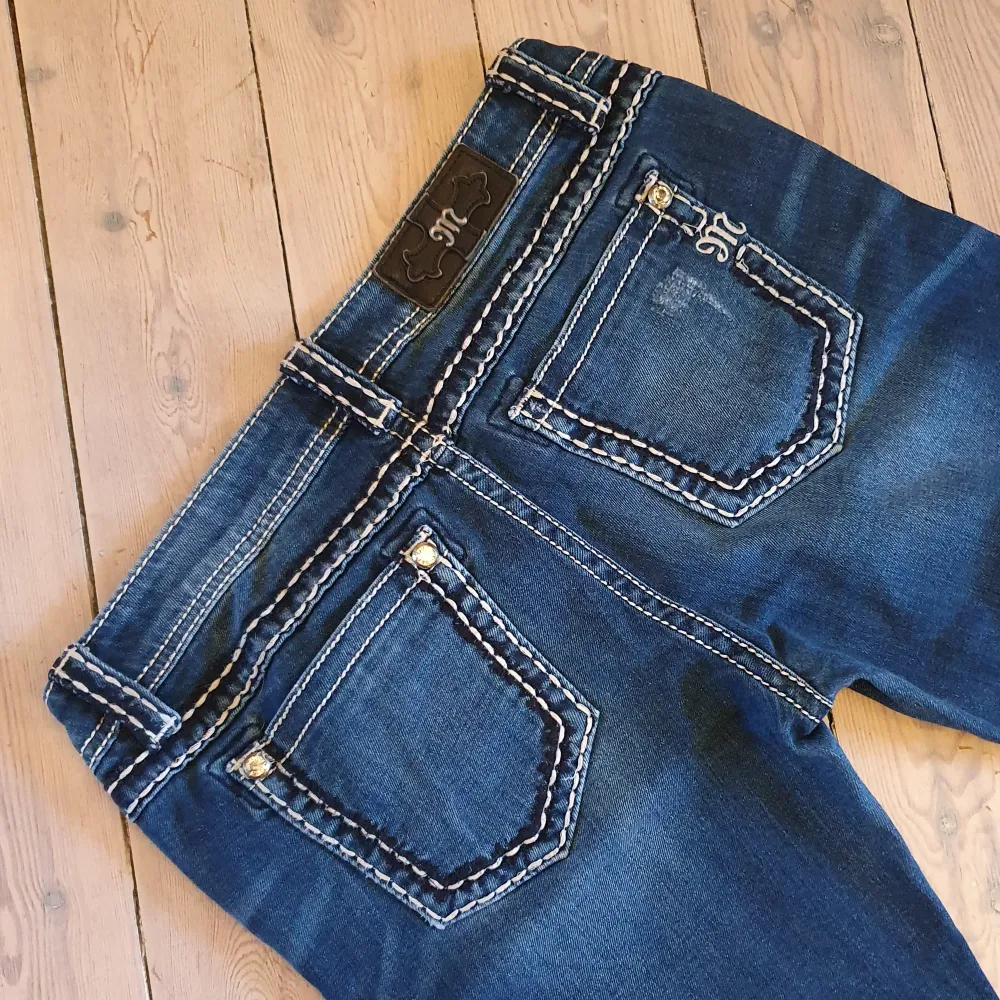 Snygga Miss Me-jeans i bra skick! Stl 30, innerbenslängd ca 73 cm. En strass-nit saknas på högra bakfickan.. Jeans & Byxor.