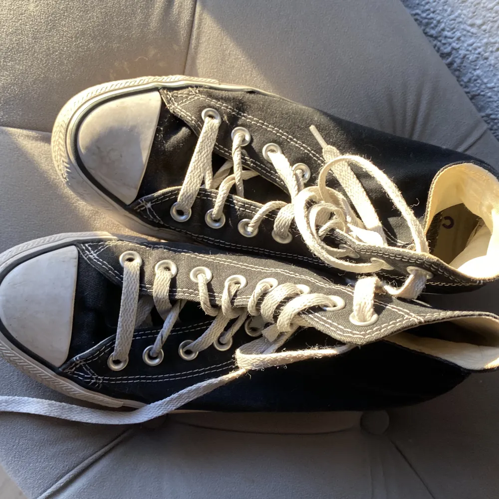 Säljer dessa svarta converse, inköpta för 800 förra våren så ganska nya. Öppen för prisförslag vid snabb affär.. Skor.