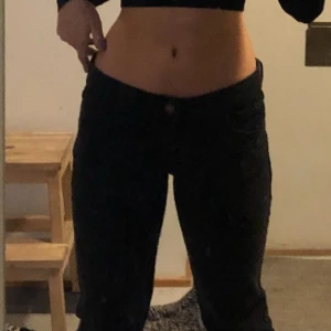 Lågmidjade svarta jeans  - Svarta lågmidjade jeans från stradivarius, som inte säljs längre. St. 40, men passar mig som har 36/38. Säljer då jag inte gillar hur de sitter på mig!🖤