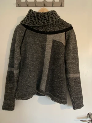 Polotröja med coolt mönster - Tjock och mysig polotröja med snygga mönster och tyg. Aldrig använt 