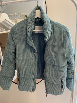 Jacka  - Använd en gång. Ifrån Jacqueline de Yong, storlek XS 