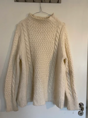 kabelstickad polotröja - Mysig oversized polotröja, i bra skick.