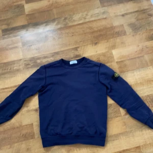 Stone island sweatshirt  - Säljer nu min  Stone island sweatshirt i storlek 16 år sitter som en XS. Tröjan har några märken på höger arm. Skriv för mer frågor 