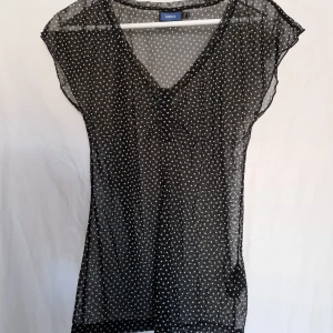 Topp - Superfin topp i genomskinligt material (meshaktigt) i strl m från mexx. Aldrig använd