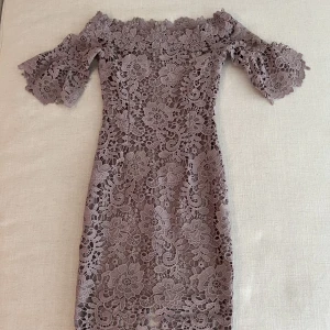 Spetsklänning  - Nyskick 