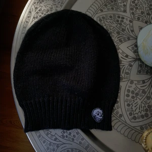 Mössa Cheap Monday - Svart mössa från Cheap Monday