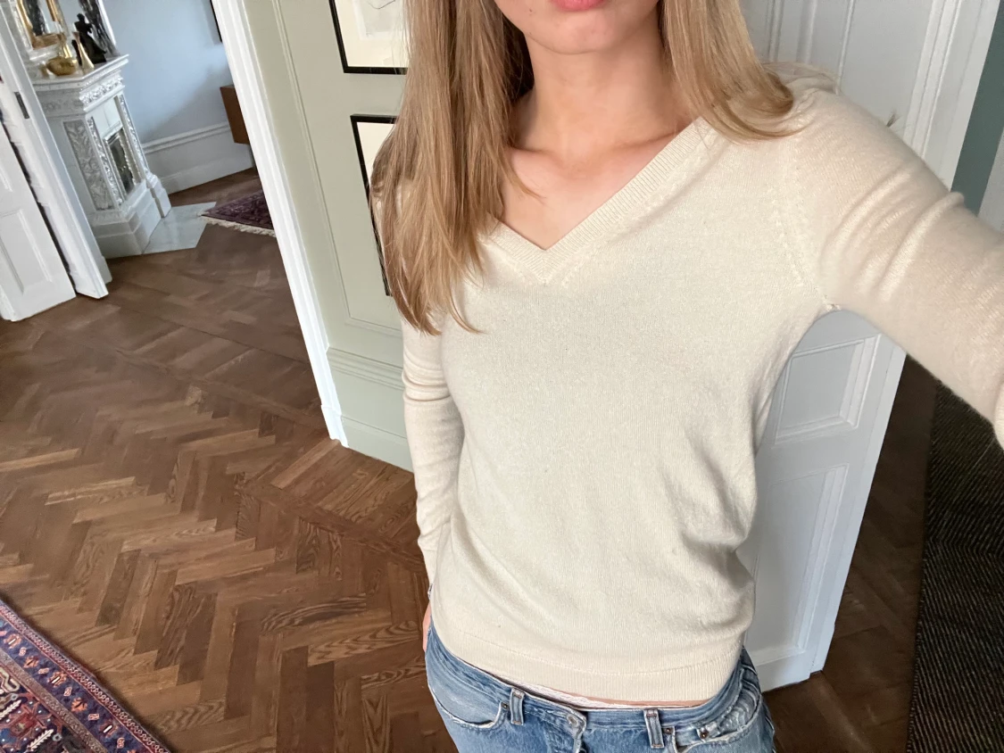 Vit v-ringad tröja - 90