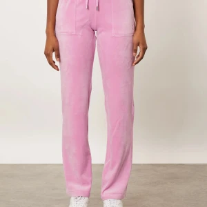 Juicy couture  - Juicy couture byxor. Byxorna är i barnstorlek och köpta i gbg. Dom är i fint skick men används inte så mkt så därav säljer jag dom. Dom sitter bra på mig som oftast har S i byxor/jeans