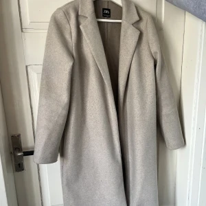 Biege kappa - Säljer denna as snygga kappa från zara. Är i Stl M men är liten i storleken så passar bättre på S. Säljer då den inte längre kommer till användning. Pris kan diskuteras 💞💞