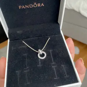 Tänkte sälja mitt fina Pandora halsband då det aldrig kommit till användning. Halsbandet är i nytt skick och i sterlingsilver.