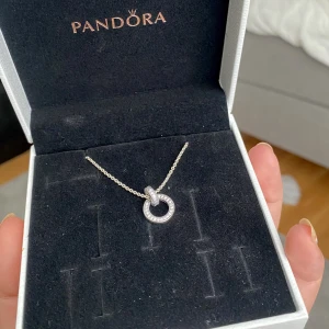 Pandora halsband  - Tänkte sälja mitt fina Pandora halsband då det aldrig kommit till användning. Halsbandet är i nytt skick och i sterlingsilver.