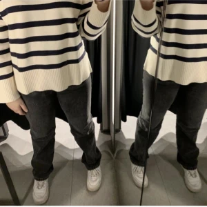 Supersnygga jeans - Supersköna mörkgråa mid-waist jeans från zara. Perfekta i längden för mig som är 165, Strl 38. Säljes då de tyvärr inte kommer till användning.