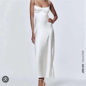 Zara lång klänning vit satin - Jättefint skick på klänning som endast är använd en gång💞 Jag säljer eftersom att klänningen är för liten på mig.  Går inte att få tag på hemsidan längre och priset kan diskuteras vid snabb affär.💫  Jag möts gärna upp i Stockholm 💞