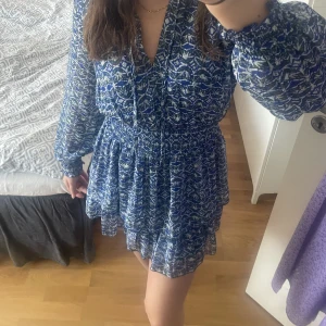 Zara klänning - Säljer denna blåa fina klänningen från zara som är helt ny med prislappar kvar. Det är storlek xs men passar för s och m också. Skriv om du är intresserad, köparen står för frakt ( ca66kr) 🥰❤️