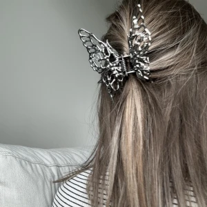 Klämma - Säljer 2 stycken fjärilsklämmor. Klämmorna är stora och ger en väldigt snygg look! 120kr styck