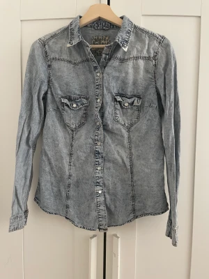 Skjorta  - Fin skjorta. Använt endas 3-4 gånger. Jättefint skick. 