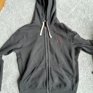 Polo tröja - En Ralph lauren tröja som är i väldigt bra sicka säljer den för att den är lite förstora på mig, jag tar gärna byten😁 pris kan diskuteras id direkt köp