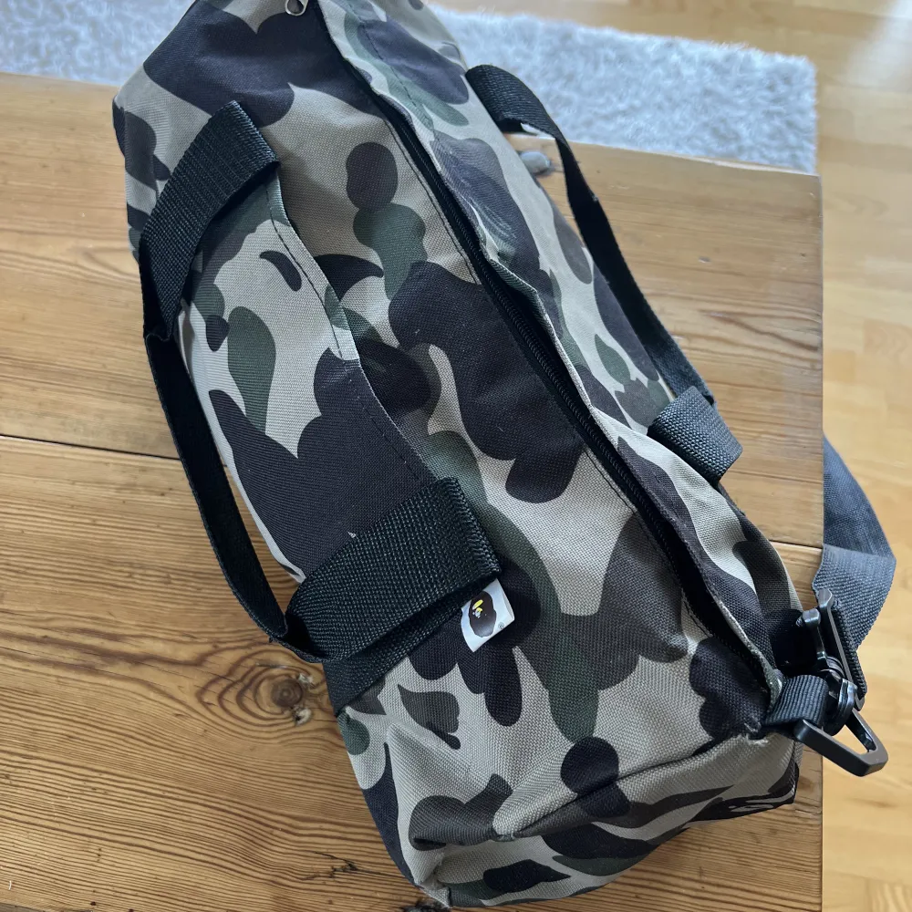 Super cool Bape väska som är i väldigt fint skick!. Accessoarer.