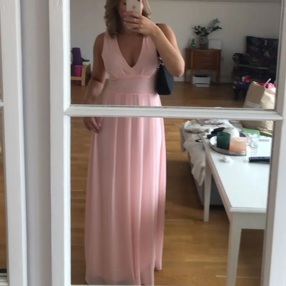 Säljer en superfin rosa klänning som jag använde på ett bröllop, råkade köpa 2 så säljer den oanvända💞500kr+frakt . Klänningar.