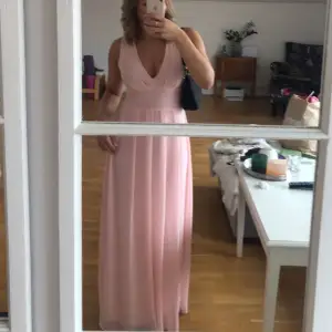 Säljer en superfin rosa klänning som jag använde på ett bröllop, råkade köpa 2 så säljer den oanvända💞500kr+frakt 