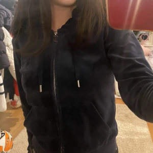 Juicy Couture mörkblå - Min jätte fina juicy hoodie köpt för 1100kr. Använder inte längre så säljs. Loggan i dragkedjan är lite miss färgad på vissa ställen men inte mycket alls 