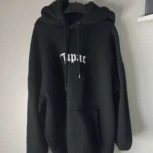 Tupac hoodie - Hej, säljer min feta tupac hoodie nu dom tyvärr är för liten för mig. Den är storlek M men passar S bättre skulle ja säga. För fler frågor skriv dm ☺️