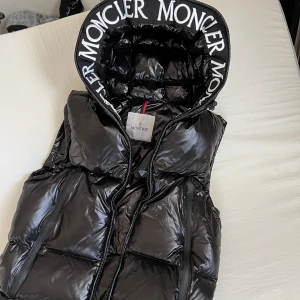Moncler väst - Säljes då den är för stor för mig så den kommer inte till användning tyvärr. Den är i jättefint skick annars! Skriv för mer bilder/info 