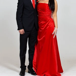 Balklänning  - Säljer nu min fina balklänning från förra året, bara använd en gång på balen. Storlek 40 men eftersom man har knytning i ryggen går den anpassa till mindre och större. 