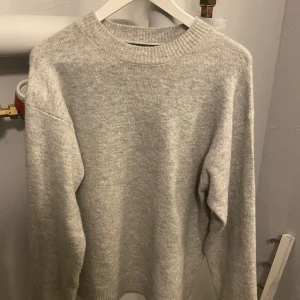 Stickad tröja - Säljer en fin stickad tröja dom är köpt på primark i england. Jättefin ich bra skick, sticks inte! Nypris 15 euro vilket motsvarar ca 150 kr. Storlek S