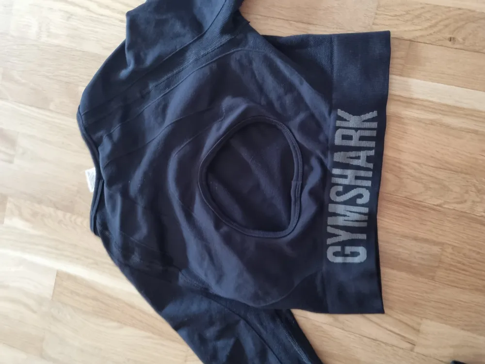 Långärmad träningströja från gymshark, väldigt lite använd! . Hoodies.