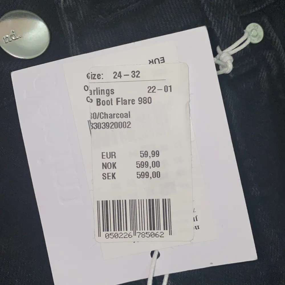 Har köpt de för 600kr men säljer för 300kr-500kr. Helt nya har alldrig använt de. De pssa för personer 160cm-170cm. Jeans & Byxor.