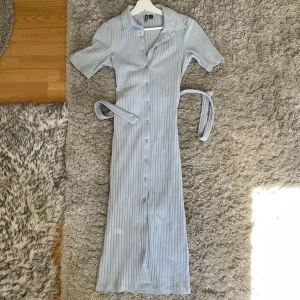 Klänning - Ljusblå klänning från pieces, storlek xs, nyskick använt 2 gånger, fläcken på bild 1 är ljuset och inget som är på klänningen, slutsålt överallt, nypris 400kr säljer för 300kr